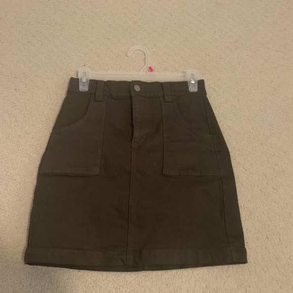 Mini skirt. Army coloured green. - Picture 2 of 2